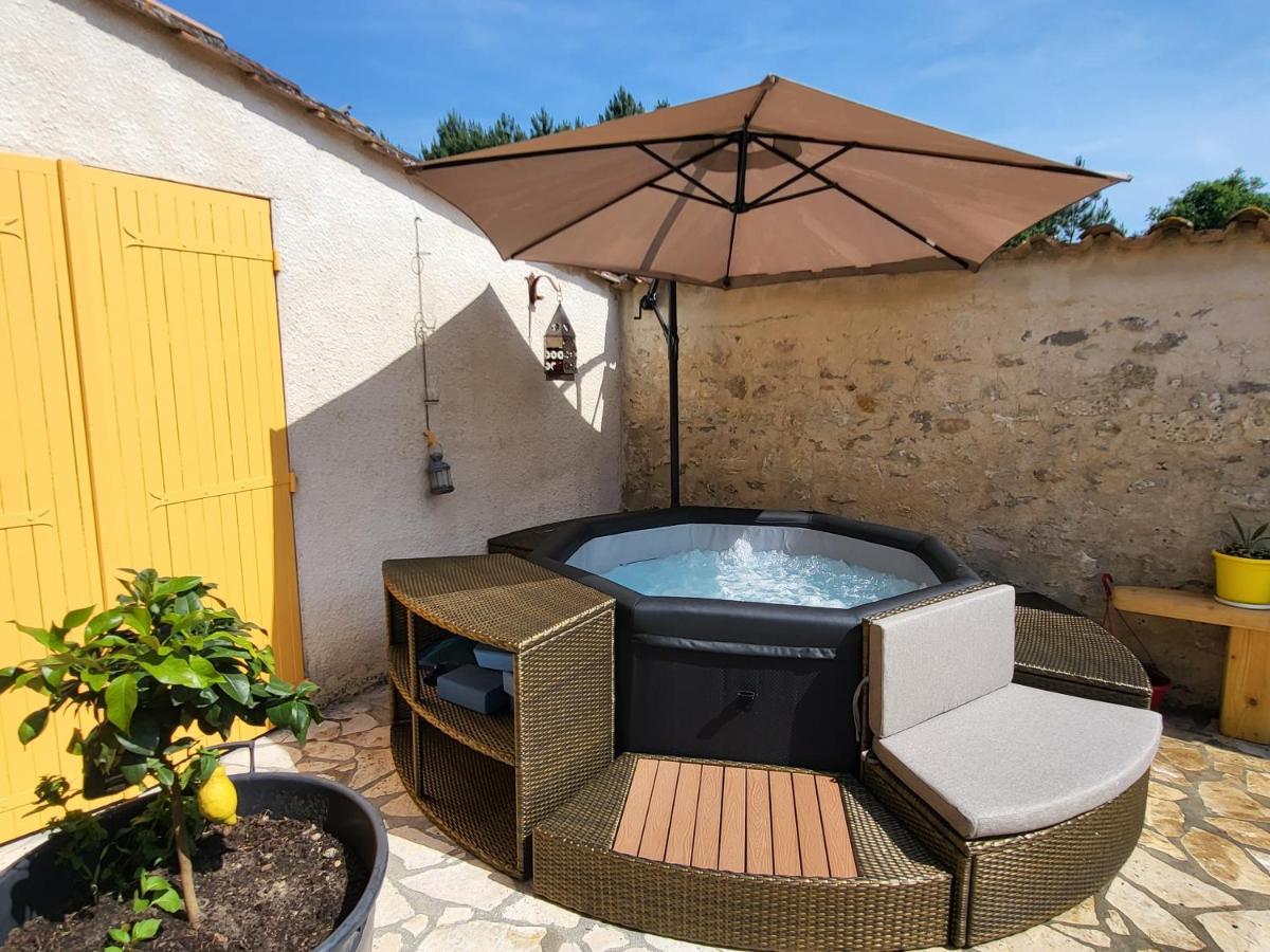 Domaine De La Sarrotte Bed & Breakfast Saugon Exterior photo